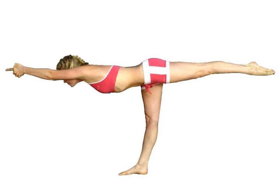 Auf einem geneigten Bein zu balancieren hilft beim Abnehmen